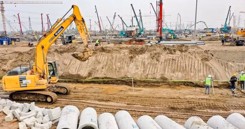 Construction is advancing rapidly at the Dong Son Stadium project, part of the Olympic Sports Urban Area in Ha Noi. (Photo: Huy Trung)