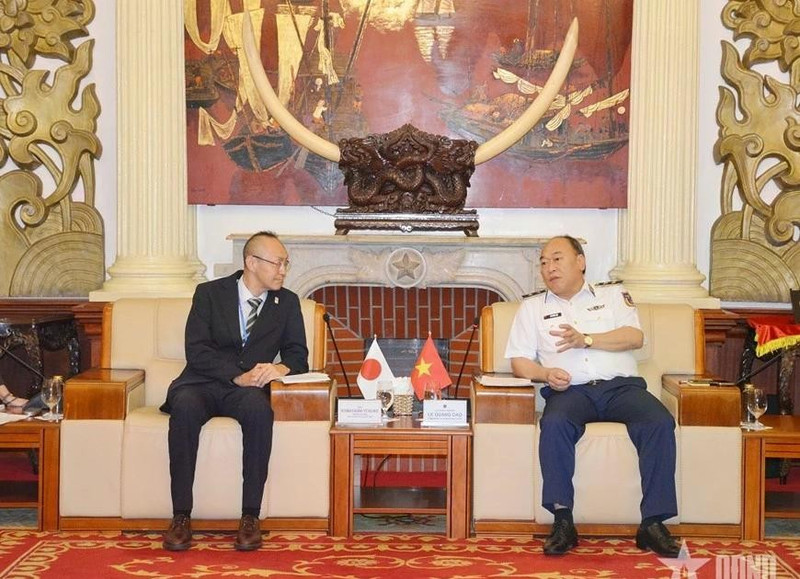 Kobayashi Yosuke, Chief Representative of the JICA Office in Viet Nam (left) and Lieutenant General Le Quang Dao, Commander of the Viet Nam Coast Guard (Photo: qdnd.vn) 