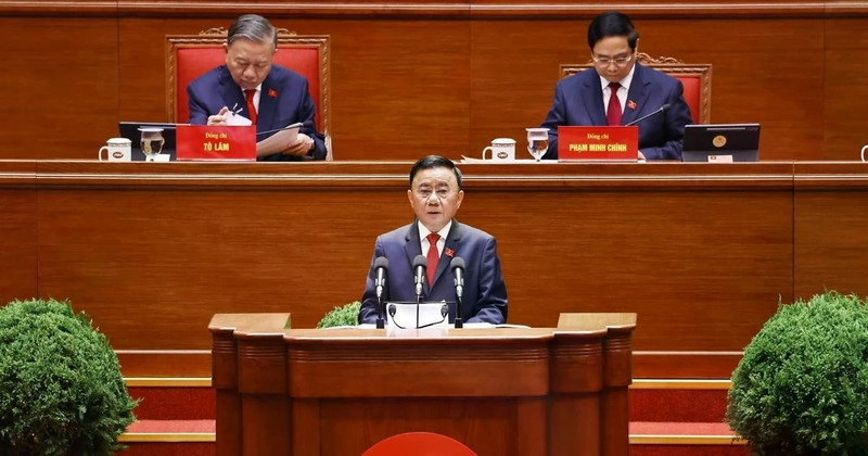 Politburo member and Standing member of the Party Central Committee’s Secretariat Tran Cam Tu presents a report reviewing the leadership and direction of the 13th Party Central Committee (Photo: VNA)