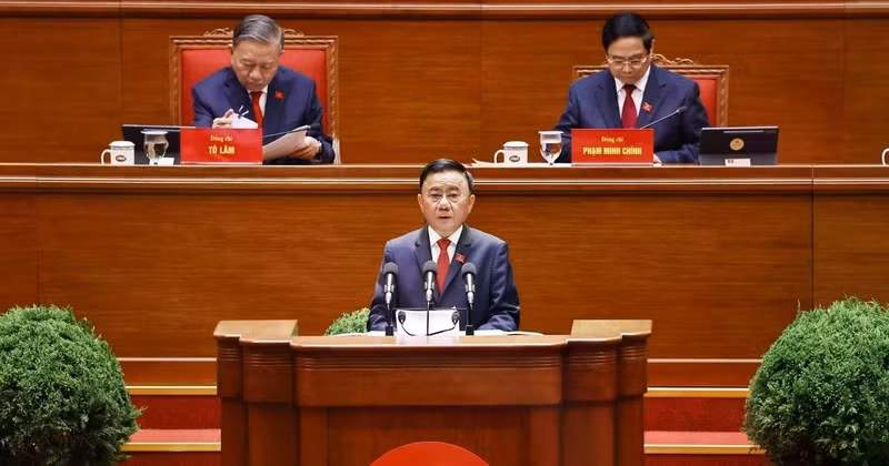 Politburo member and Standing member of the Party Central Committee’s Secretariat Tran Cam Tu presents a report reviewing the leadership and direction of the 13th Party Central Committee (Photo: VNA)