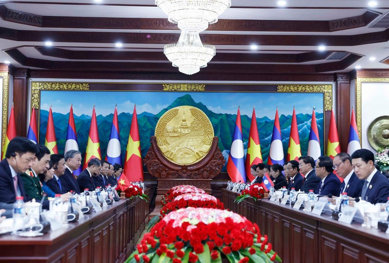 General Secretary of the Communist Party of Viet Nam (CPV) To Lam and General Secretary of the Lao People’s Revolutionary Party (LPRP) hold talks in Vientiane on December 1, 2025. (Photo: VNA)