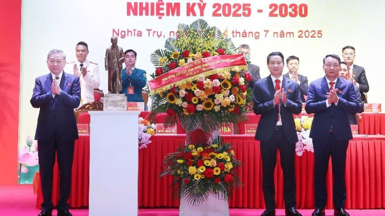 Party General Secretary To Lam (L) attends the first congress of Nghia Tru commune's Party orgnisation on July 14. (Photo: VNA)