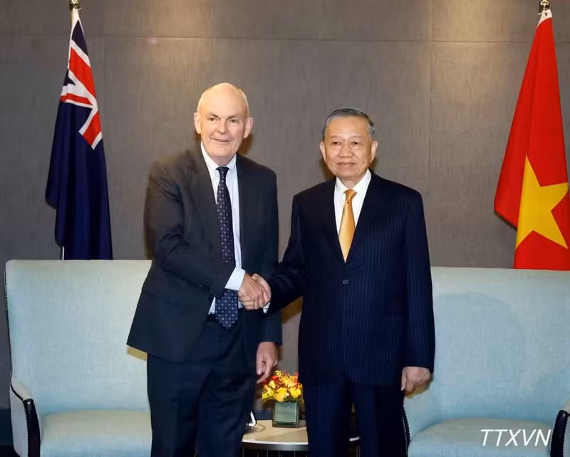 General Secretary of the Communist Party of Viet Nam Central Committee and President To Lam (R) and Steven Joyce, Acting President of the New Zealand–Viet Nam Friendship Association, at their meeting in Auckland on August 12, 2026. (Photo: VNA)