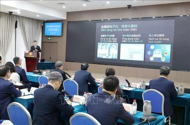 The Vietnamese delegation learn about the smart court model (using AI to support trials) at the Shenzhen Intermediate People's Court (SIPC), Guangdong province, China (Photo: VNA) 
