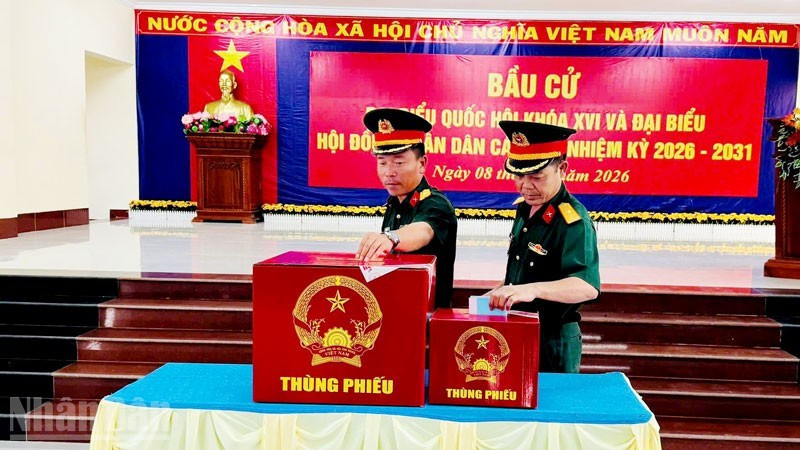 Members of the armed forces stationed in the Tho Chau Special Zone participate in the early voting.