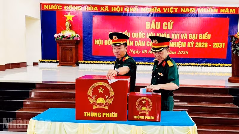 Members of the armed forces stationed in the Tho Chau Special Zone participate in the early voting.