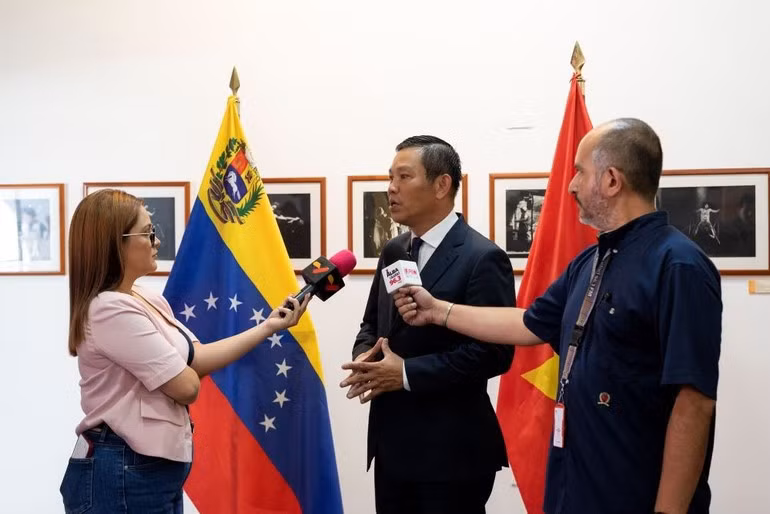 Vietnamese Ambassador to Venezuela Vu Trung My gives interviews to local media about Viet Nam’s national institutional restructuring. (Photo: Vietnamese Embassy in Venezuela)
