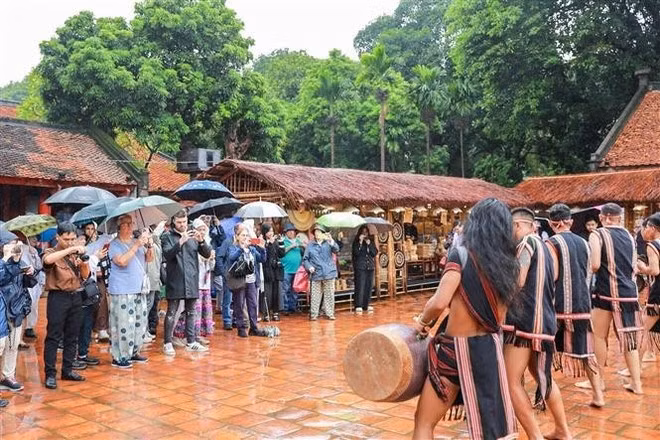 People visit the exhibition area of traditional craft villages. (Photo: VNA)