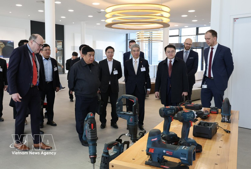Deputy Prime Minister Nguyen Chi Dung visits Bosch Industrial in Stuttgart, Germany. (Photo: VNA)
