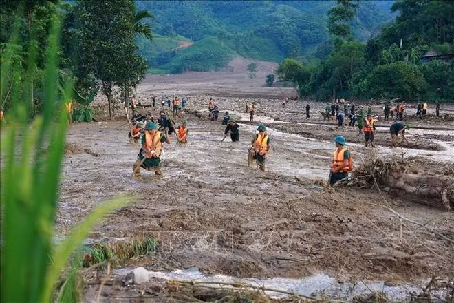 Military soldiers search for the missing after a landslide in Lang Nu hamlet of Phuc Khanh commune, Bao Yen district, Lao Cai province, in September 2024. (Photo: VNA)