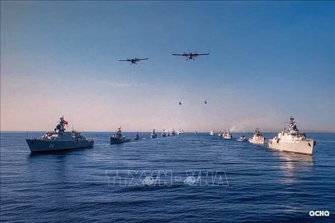 Vessels and aircraft join the parade marking the 80th anniversary of the August Revolution and the National Day in the sea area off Cam Ranh, Khanh Hoa province, on September 2, 2025. (Photo courtesy of the navy)