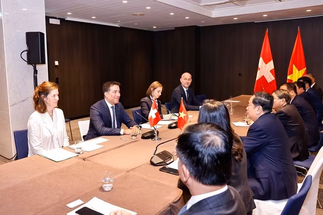 The meeting between NA Chairman Tran Thanh Man and President of the Swiss Council of States Andrea Caroni in Geneva on July 29. (Photo: VNA)