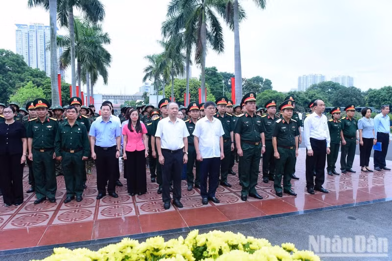 A solemn commemoration ceremony is held at Mai Dich Cemetery. (Photo: HUU THU)