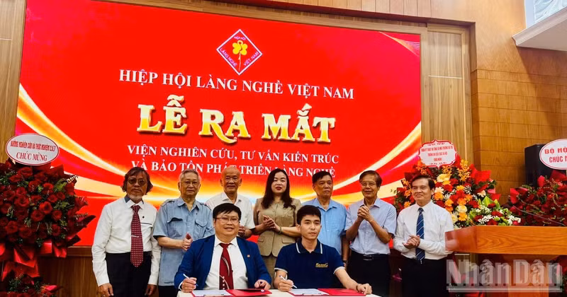 A cooperation agreement is signed at the launch ceremony of the Institute for Architectural Research, Consultancy and Craft Village Conservation and Development.
