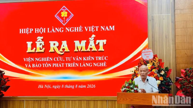 Trinh Quoc Dat, Member of the Viet Nam Fatherland Front Committee and President of the Viet Nam Association of Craft Villages, delivers remarks at the ceremony.