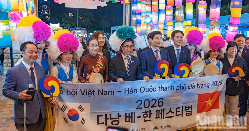 Da Nang leaders pose for a group photo with delegates from the RoK at the event.