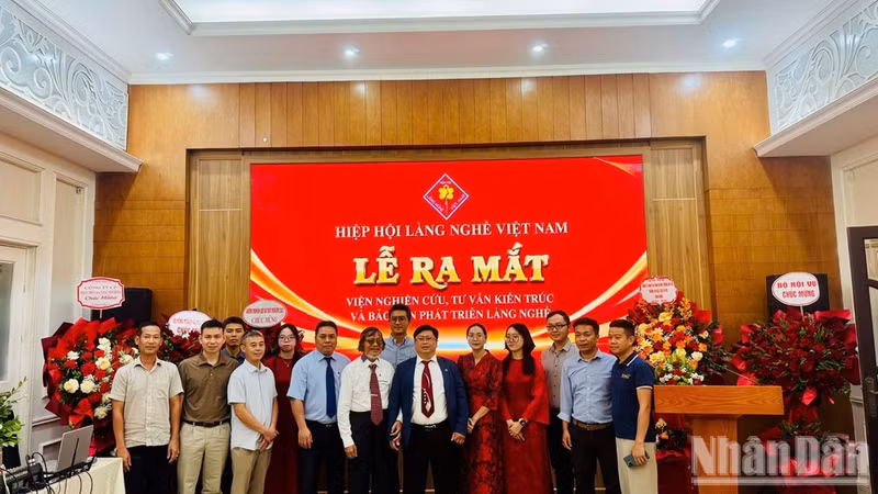 Members of the Institute are introduced at the launch ceremony.