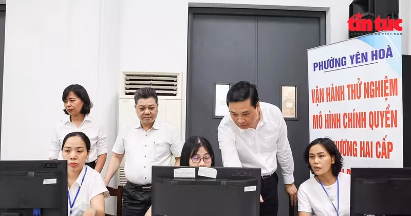 Leaders of Yen Hoa ward in Ha Noi inspect the IT system on the first day of piloting the two-tier local administration model. (Photo: VNA) 