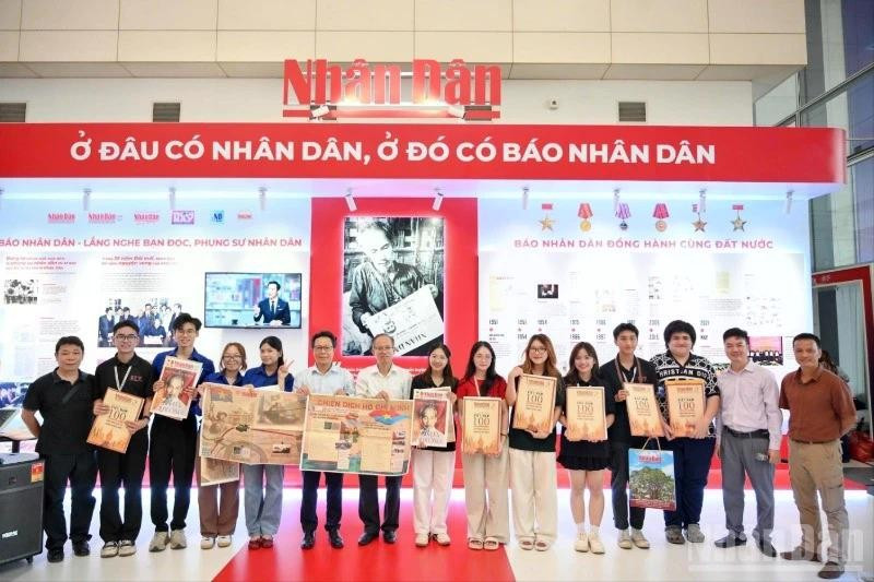 A large number of young people eagerly receive Nhan Dan’s special edition. (Photo: THE DAI)