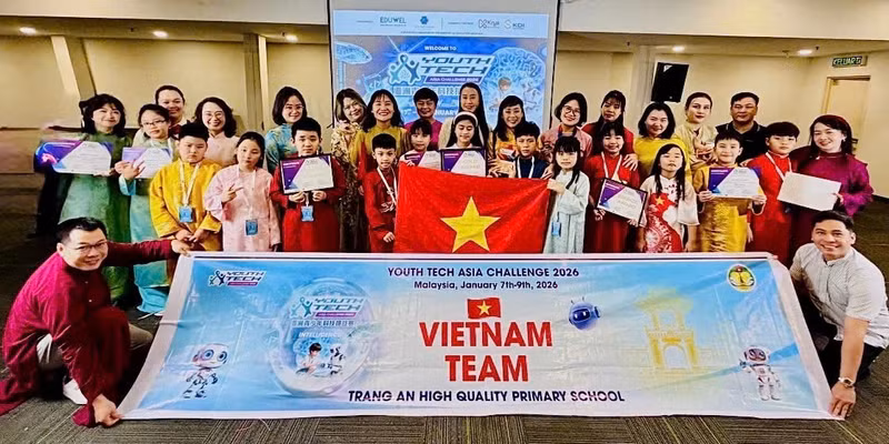 The Trang An High-Quality Primary School delegation celebrates its remarkable achievements at the final round of the Youth Tech Asia Challenge.