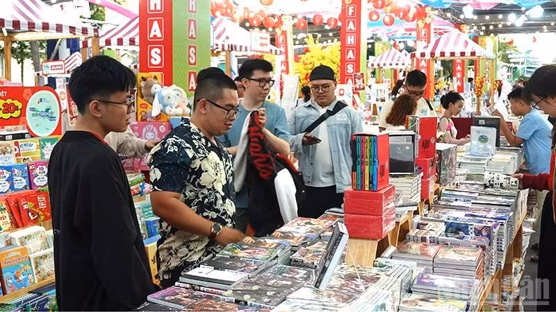 The Tet Book Street Festival attracts large numbers of residents and visitors. (Photo: Linh Bao)