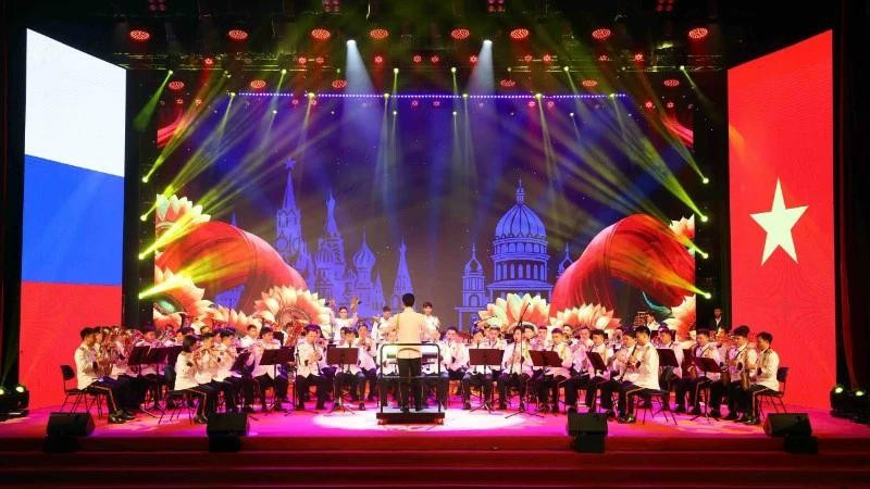 The art programme was held jointly by the Ministry of Public Security of Viet Nam and the Russian Ministry of Civil Defence, Emergencies and Disaster Relief. 