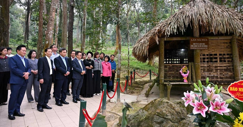 The delegation of Nhan Dan Newspaper visits Tan Trao Commune. (Photo: THANH DAT)