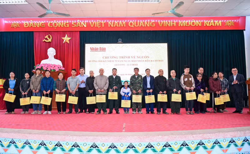 Leaders of Nhan Dan Newspaper and Tuyen Quang Province present gifts to residents in Tan Trao Commune. (Photo: THANH DAT)