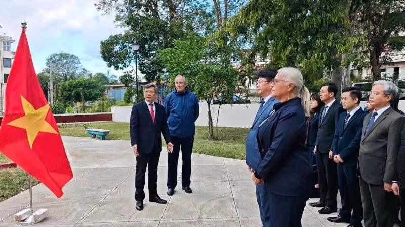 Ambassador Le Quang Long delivers remarks at the event. (Photo courtesy of the Vietnamese Embassy in Cuba)