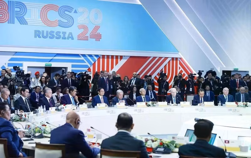 Prime Minister Pham Minh Chinh (fifth from left) attends and delivers a speech at the the plenary session of the expanded BRICS Summit in Kazan, Russia, in October 2024. (Photo: VNA) 