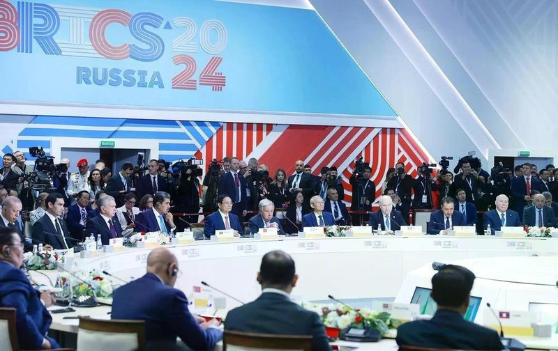 Prime Minister Pham Minh Chinh (fifth from left) attends and delivers a speech at the the plenary session of the expanded BRICS Summit in Kazan, Russia, in October 2024. (Photo: VNA) 