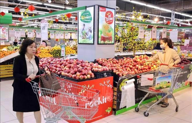 Consumers shop at Winmart Vo Thi Sau in Hai Ba Trung district, Ha Noi. (Photo: VNA)