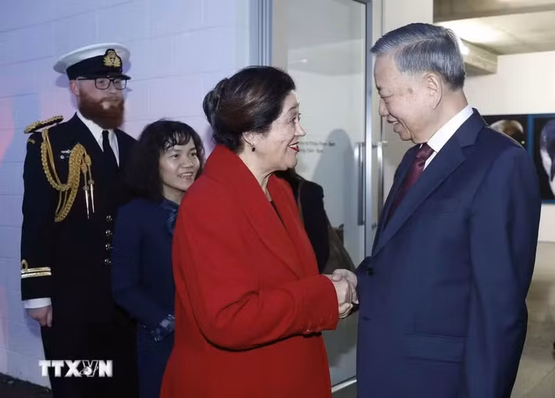 Governor-General of New Zealand Cindy Kiro (left) welcomes General Secretary of the Communist Party of Viet Nam Central Committee and President To Lam to the StarkWhite photo exhibition by photographer Fiona Pardington in Auckland on August 13. (Photo: VNA)