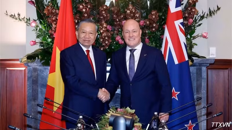 General Secretary of the Communist Party of Viet Nam (CPV) Central Committee and President To Lam (left) and New Zealand Prime Minister Christopher Luxon at their talks in Auckland on August 13 (Photo:VNA) 