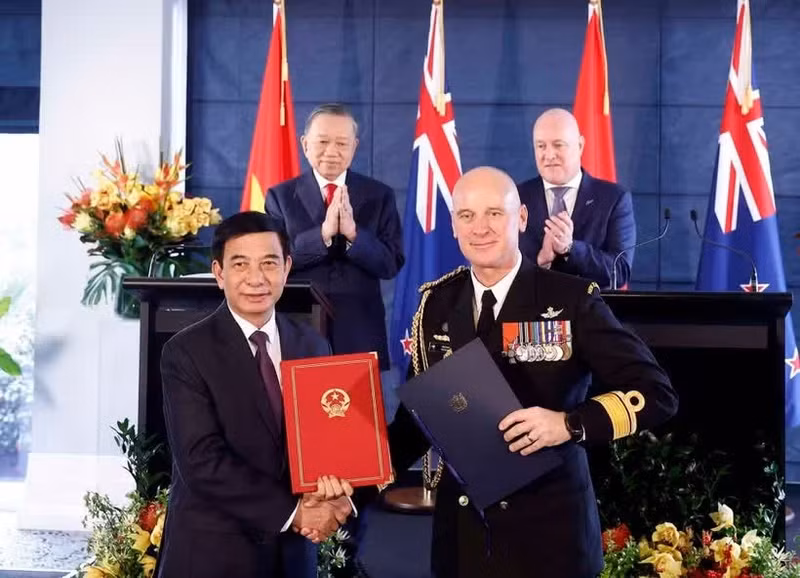 General Secretary of the Communist Party of Viet Nam Central Committee and President To Lam and New Zealand Prime Minister Christopher Luxon witness the signing of cooperation agreements between the two countries on August 13, 2026. (Photo: VNA) 
