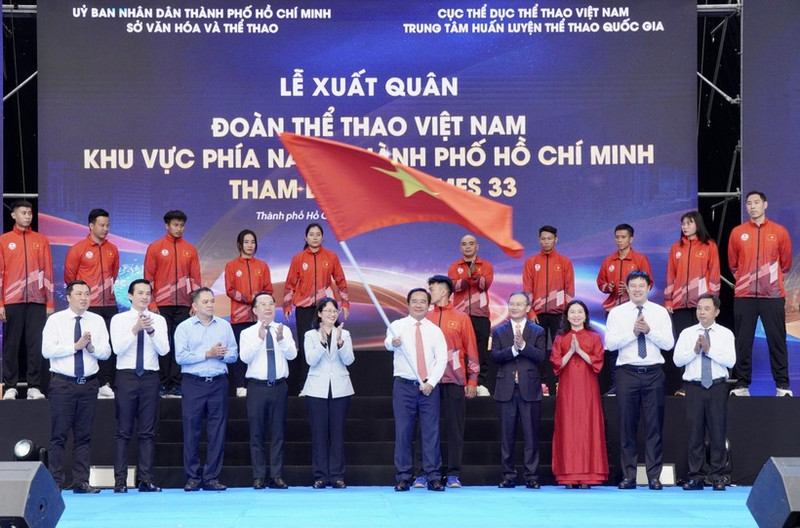 Chairman of the Ho Chi Minh City People’s Committee Nguyen Van Duoc (centre) waves the national flag at the ceremony (Photo: VNA)