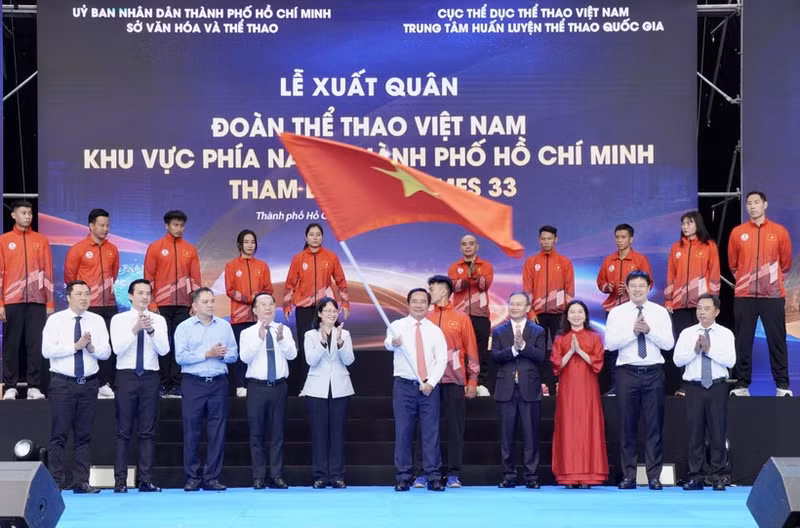 Chairman of the Ho Chi Minh City People’s Committee Nguyen Van Duoc (centre) waves the national flag at the ceremony (Photo: VNA)