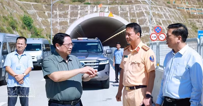 PM Pham Minh Chinh checks Quang Ngai – Hoai Nhon expressway (Photo: VNA) 