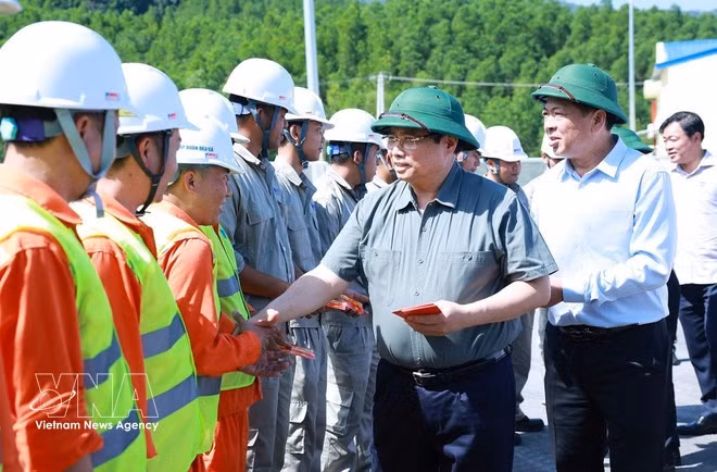 Prime Minister Pham Minh Chinh offers encouragement to workers on Hoai Nhon - Quy Nhon construction site (Photo: VNA)