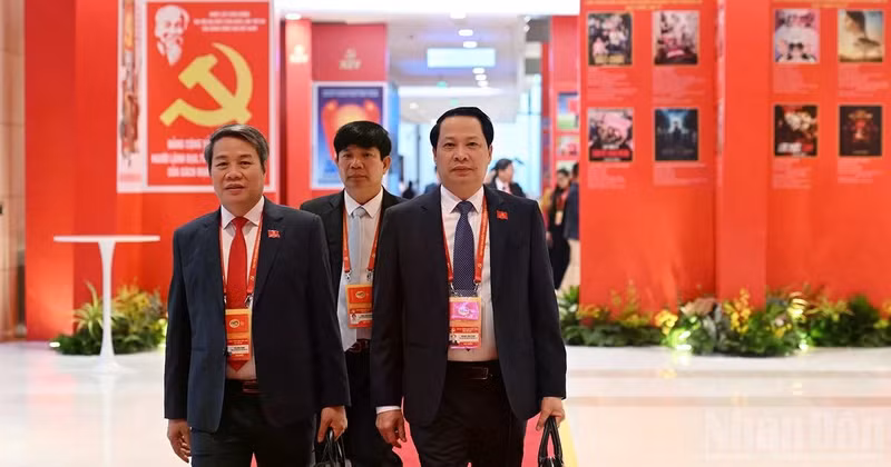 Delegates arrive for the opening session of the 14th National Congress of the Communist Party of Viet Nam. (Photo: TRAN HAI)