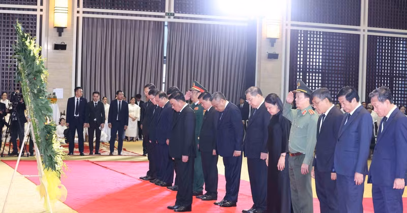 Permanent Member of the Party Central Committee’s Secretariat Tran Cam Tu leads a high-ranking delegation of the Party and State of Viet Nam in paying tribute to Xaysomphone Phomvihane, Politburo member and President of the Lao National Assembly. (Photo: VNA)