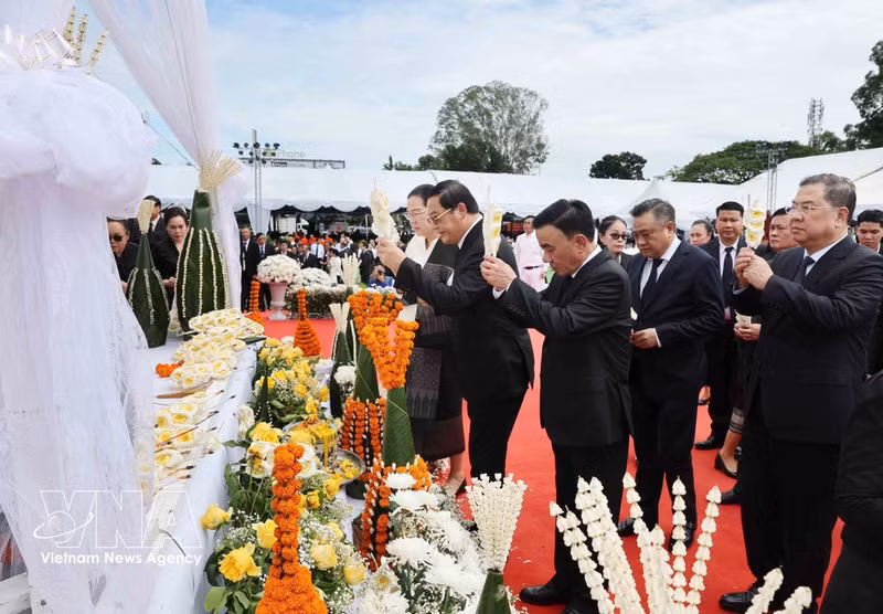 A high-level Vietnamese delegation led by Politburo member and Standing member of the Communist Party of Viet Nam Central Committee's Secretariat Tran Cam Tu is present at the funeral. (Photo: VNA)