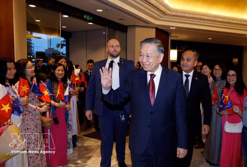 Officials and staff of the Vietnamese Embassy and representatives of the Vietnamese community in New Zealand welcome Party General Secretary and President To Lam. (Photo: VNA)