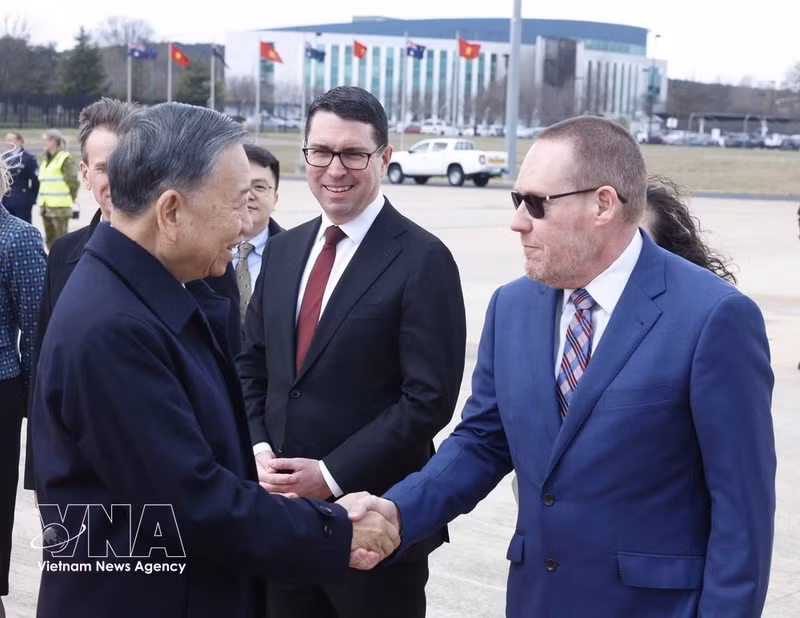 Australian officials see off Party General Secretary and President To Lam at Canberra International Airport on August 12. (Photo: VNA)