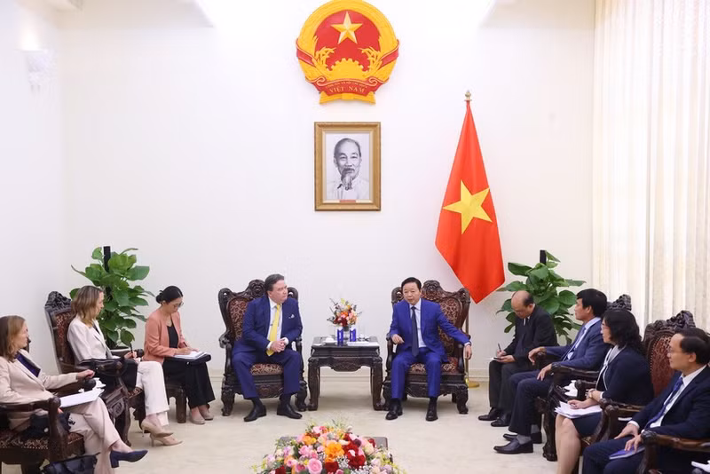 At a meeting between Deputy PM Tran Hong Ha, US Ambassador to Viet Nam Marc Knapper and a delegation from the United States Agency for International Development (USAID) in Ha Noi on July 9. (Photo: VNA) 