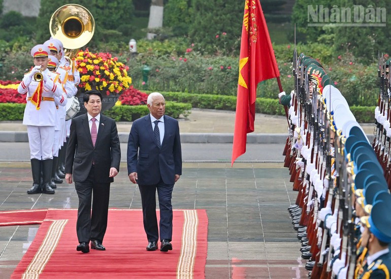 State President Luong Cuong (R) hosts an official welcome ceremony in Ha Noi on January 29 morning for President of the European Council (EC) António Costa (Photo: NDO)