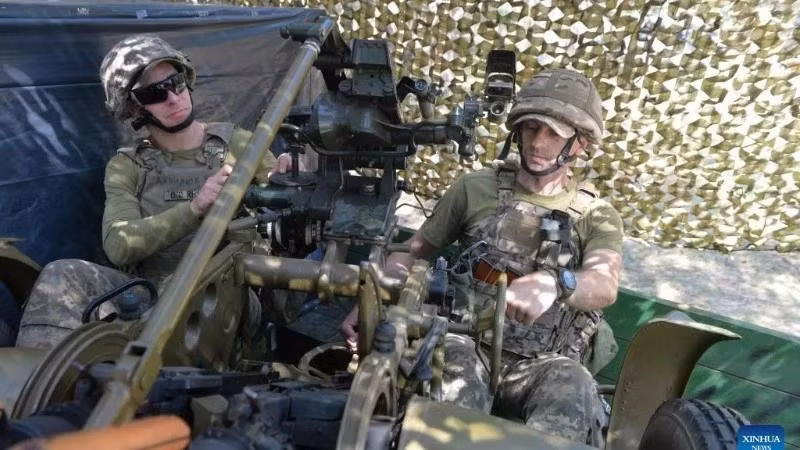 Ukrainian soldiers operate weapons in Kupyansk district, Ukraine. (Photo: Xinhua)