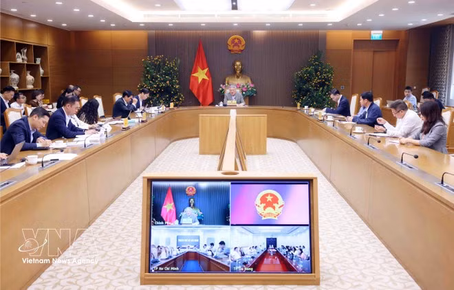 Permanent Deputy Prime Minister Nguyen Hoa Binh speaks at the meeting to review the development strategy and operational framework for the international financial centre. (Photo: VNA)