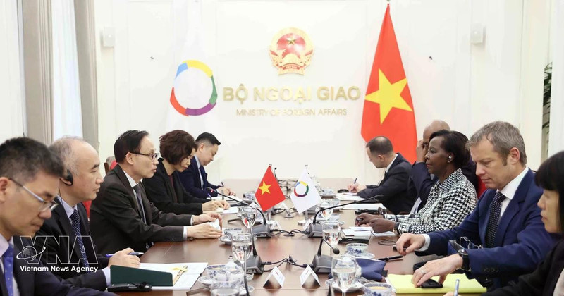 At the talks between Politburo member and Minister of Foreign Affairs Le Hoai Trung and Secretary-General of the International Organisation of La Francophonie (OIF) Louise Mushikiwabo in Ha Noi on March 6. (Photo: VNA) 