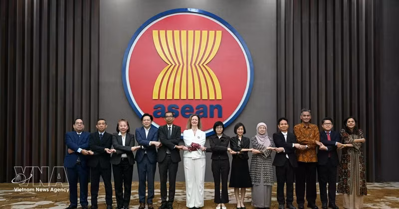 Delegates attend the 5th meeting of the ASEAN–UK Joint Cooperation Committee. (Photo: VNA)